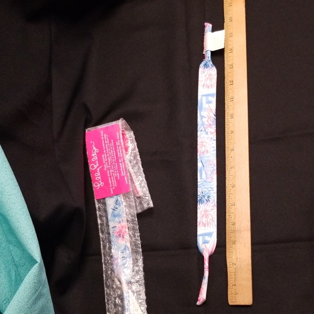 ONLY 1 LEFT 🎉Lilly Pulitzer sunglasses strap - Picture 2 of 5
